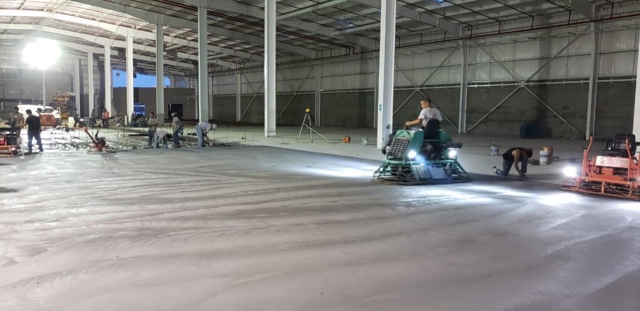Piso industrial epóxico recién aplicado en instalación logística
